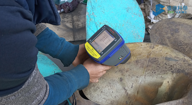 手持式X射線(xiàn)熒光光譜儀現(xiàn)場(chǎng).png 手持式X射線(xiàn)熒光光譜儀現(xiàn)場(chǎng).png